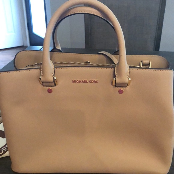 Gorgeous camel colored Michael Kors shoulder bag. - Picture 8 of 8